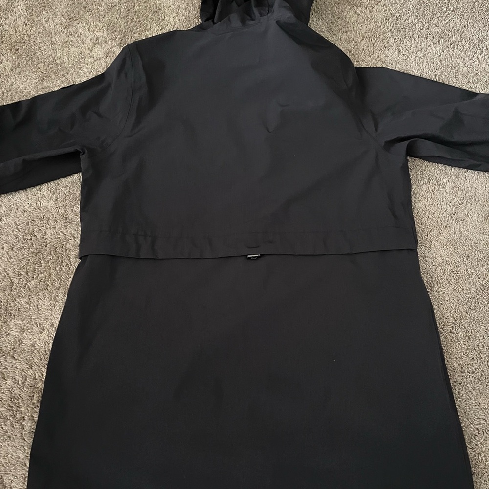 Vuori Women Palisades Rain Jacket Color Dark Oregano Black Size Medium - Picture 2 of 9